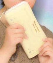 白っぽい黄色の長財布の画像