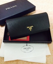 黒の皮のプラダの財布の画像