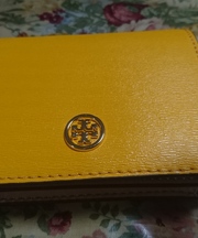 黄色い革製の2つ折り財布の画像