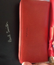 赤い革製の長財布の画像