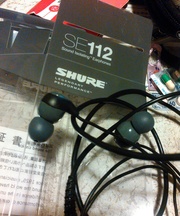SHUREのイヤホンSE112。黒の巾着袋に閉まってあります。袋ごと落としましたの画像