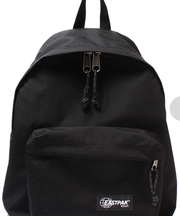 黒いリュックの画像