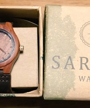 革のベルトで木の腕時計の画像